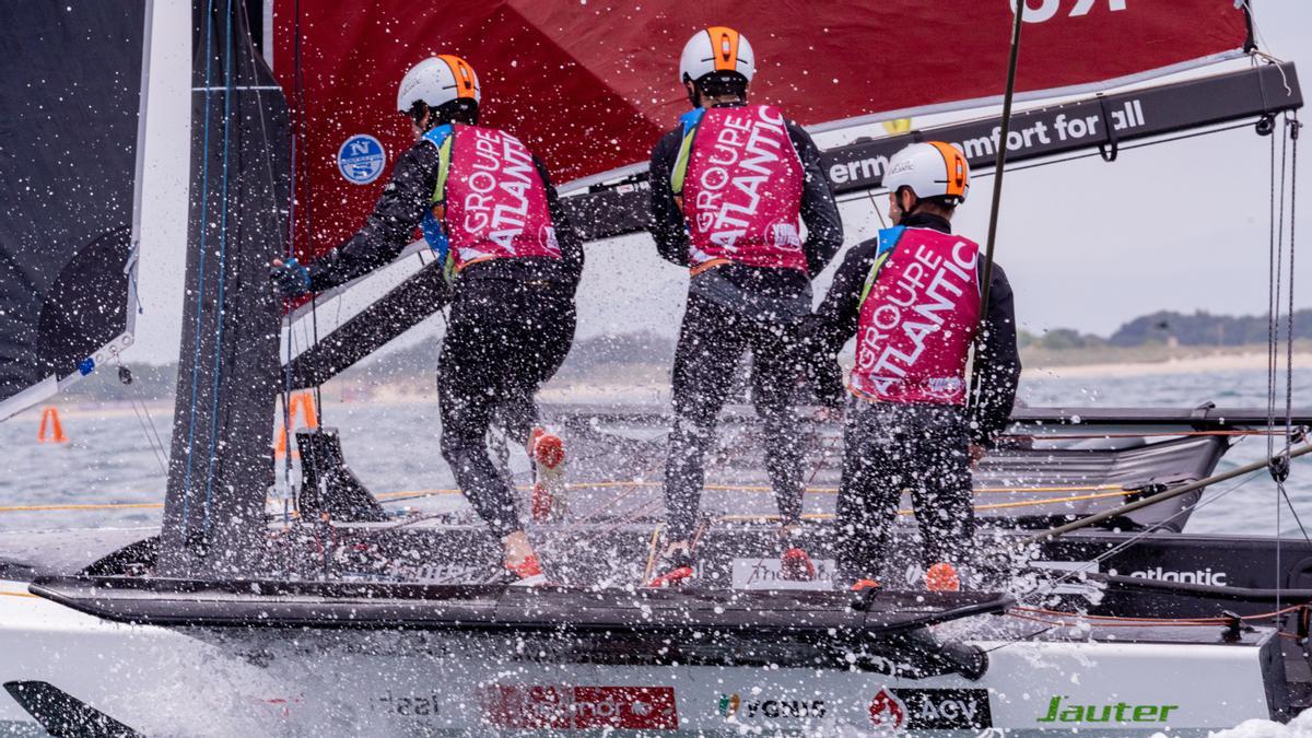 Los tres miembros de la tripulación del equipo francés Groupe Atlantic compiten en la regata 69F de València, en El Saler.