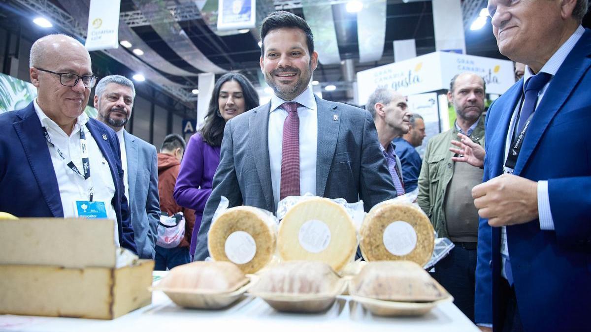 Juan A. Alonso (GMR), Eduardo García (Gobierno de Canarias) y Valentín González (Cabildo de Tenerife) en el estand de Canarias.