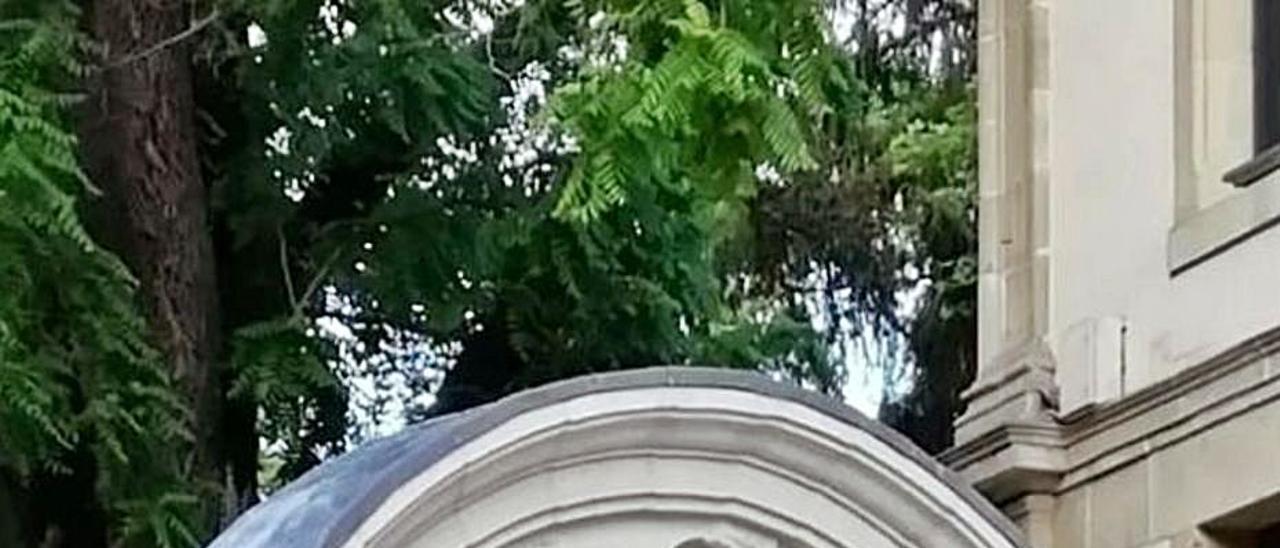 El único arco que se conserva hoy del convento de Santo Domingo de Vitoria, en los jardines del Parlamento vasco.