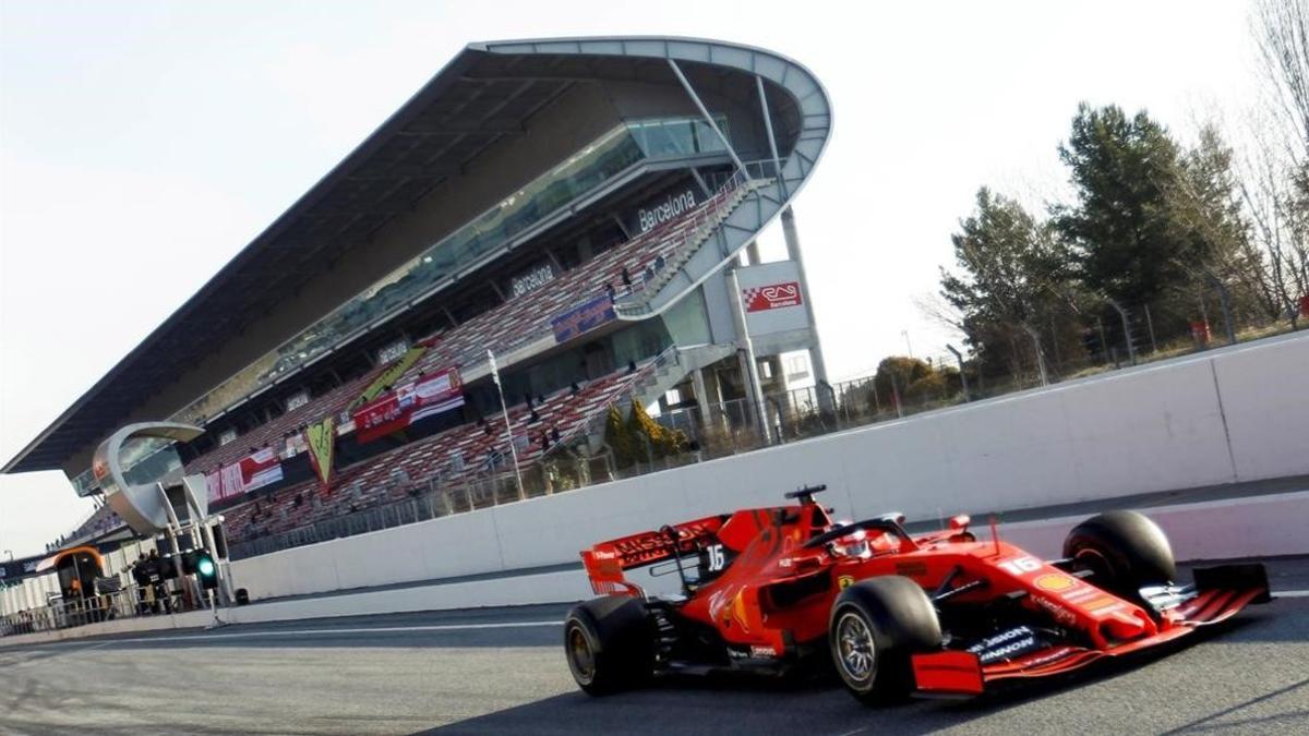 El monegasco Charles Leclerc sale del 'pit lane' de Montmeló, hoy, en su último ensayo.