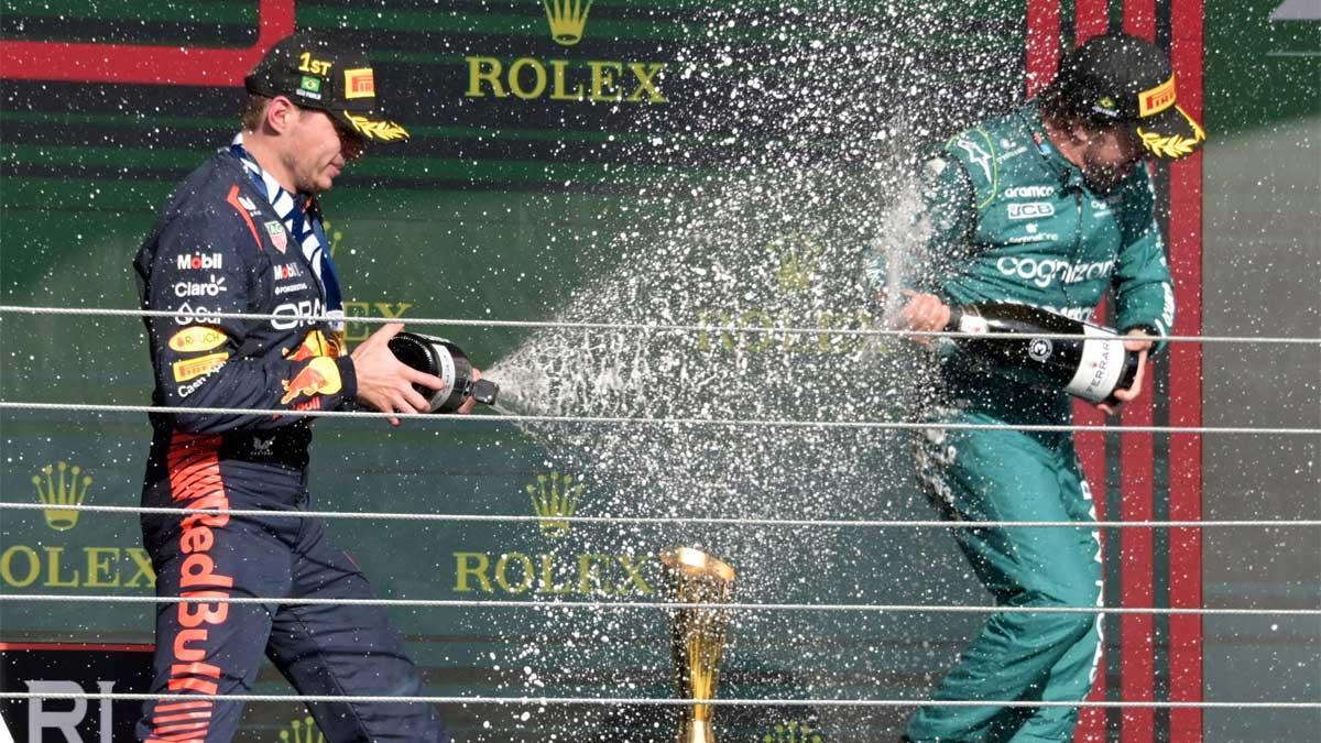 Verstappen y Alonso, en el podio de Brasil