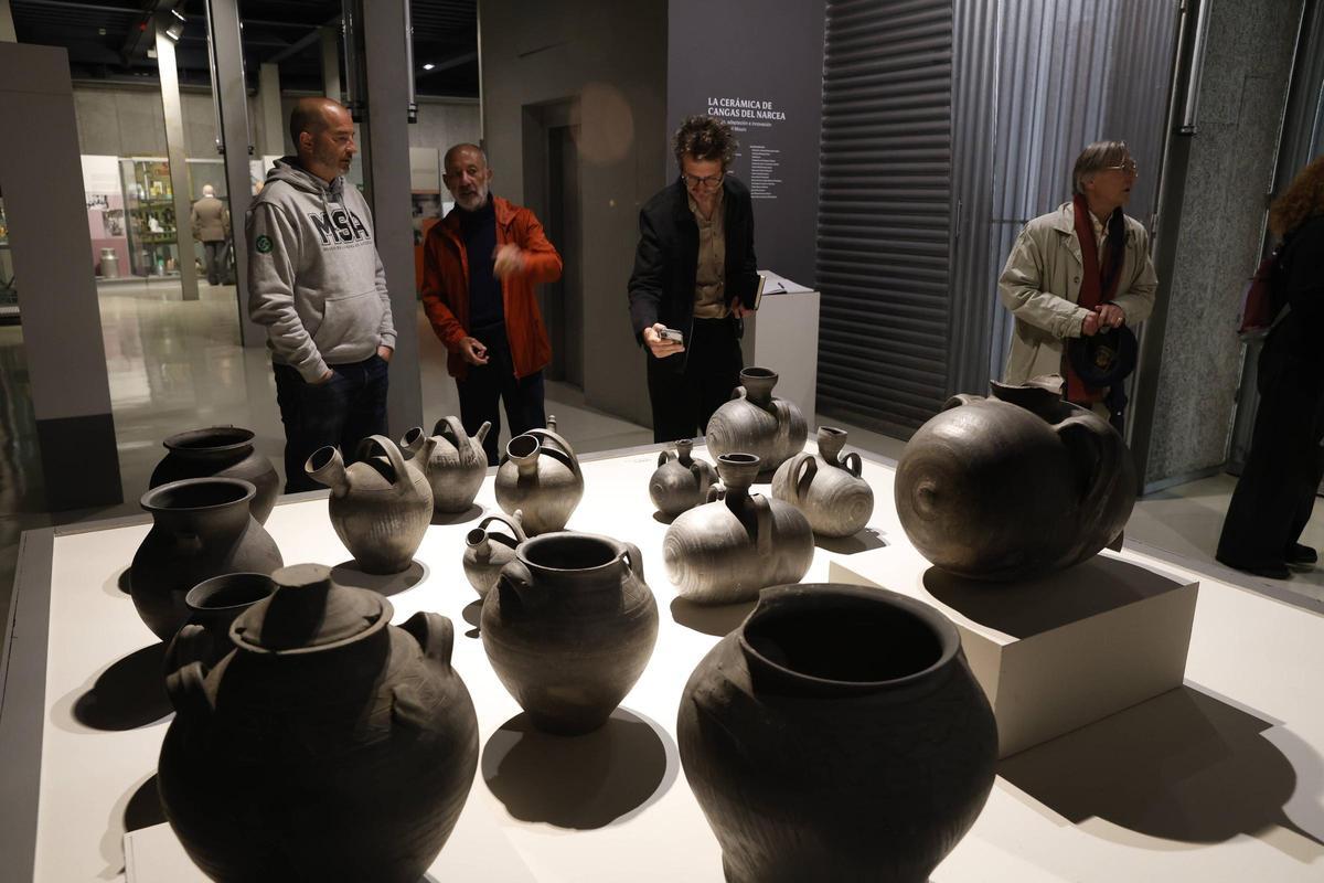 La inauguración de la muestra sobre la cerámica negra de Llamas del Mouro, en imágenes La inauguración de la muestra sobre la cerámica negra de Llamas del Mouro, en imágenes