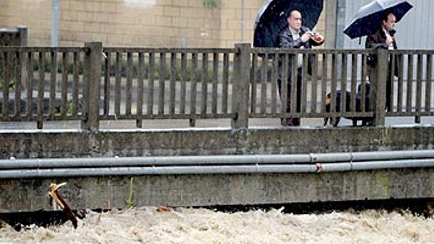 Vecinos desalojados y carreteras y vías cortadas por las inundaciones en Vizcaya