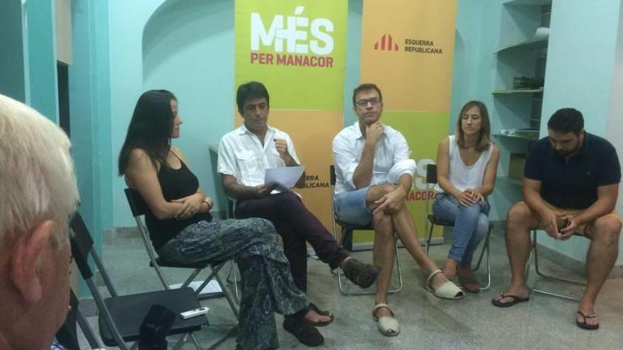 Regidores de Més-Esquerra, ayer en rueda de prensa.