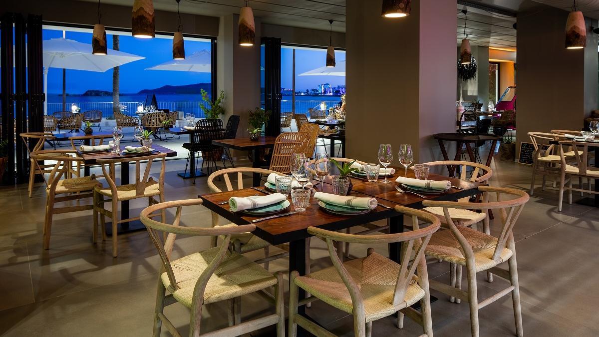 El salón interior, donde disfrutar de excelentes comidas y cenas en Ibiza.