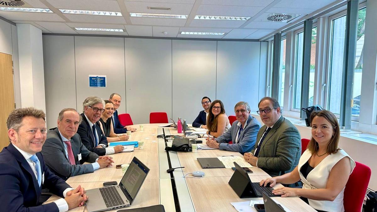 Reunión de las patronales del Noroeste con el comisionado europeo y español del Corredor Atlántico, en Bruselas.