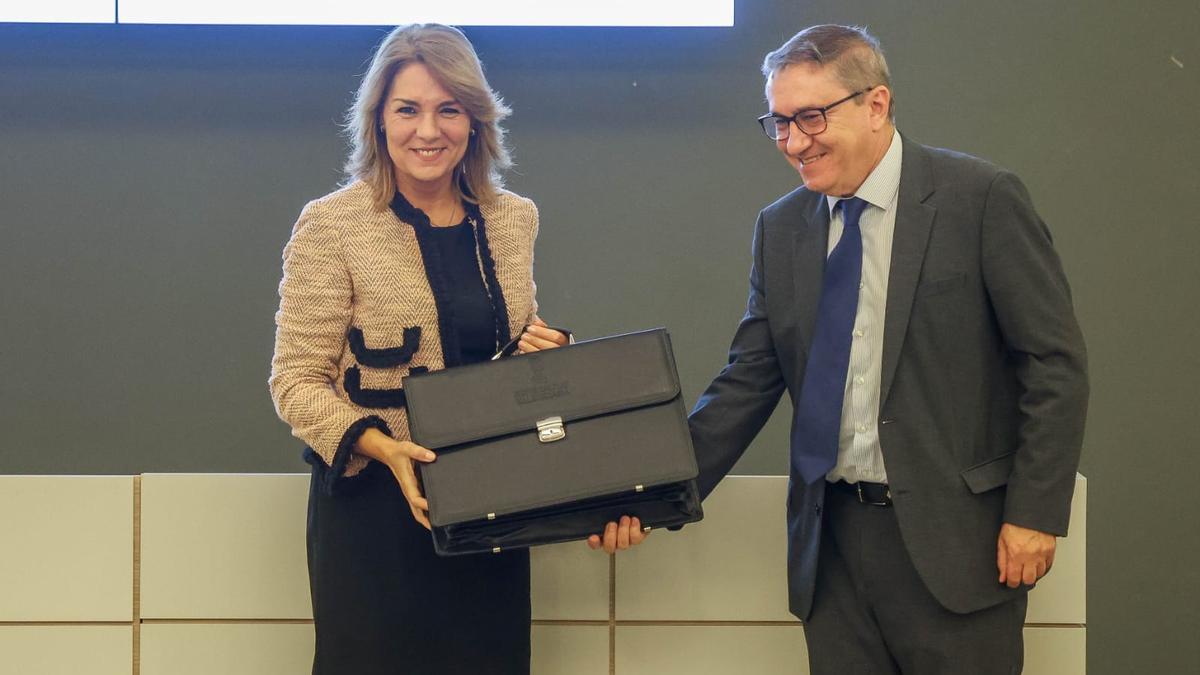 Camarero recibe la cartera de Empleo de manos de Rovira, este jueves.