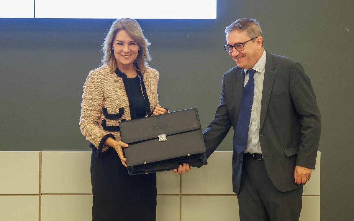 Camarero recibe la cartera de Empleo de manos de Rovira, este jueves.