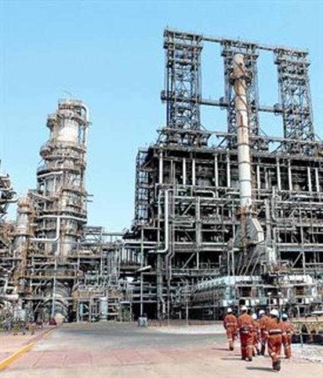 Uns treballadors veneçolans es dirigeixen a una instal·lació petrolera.