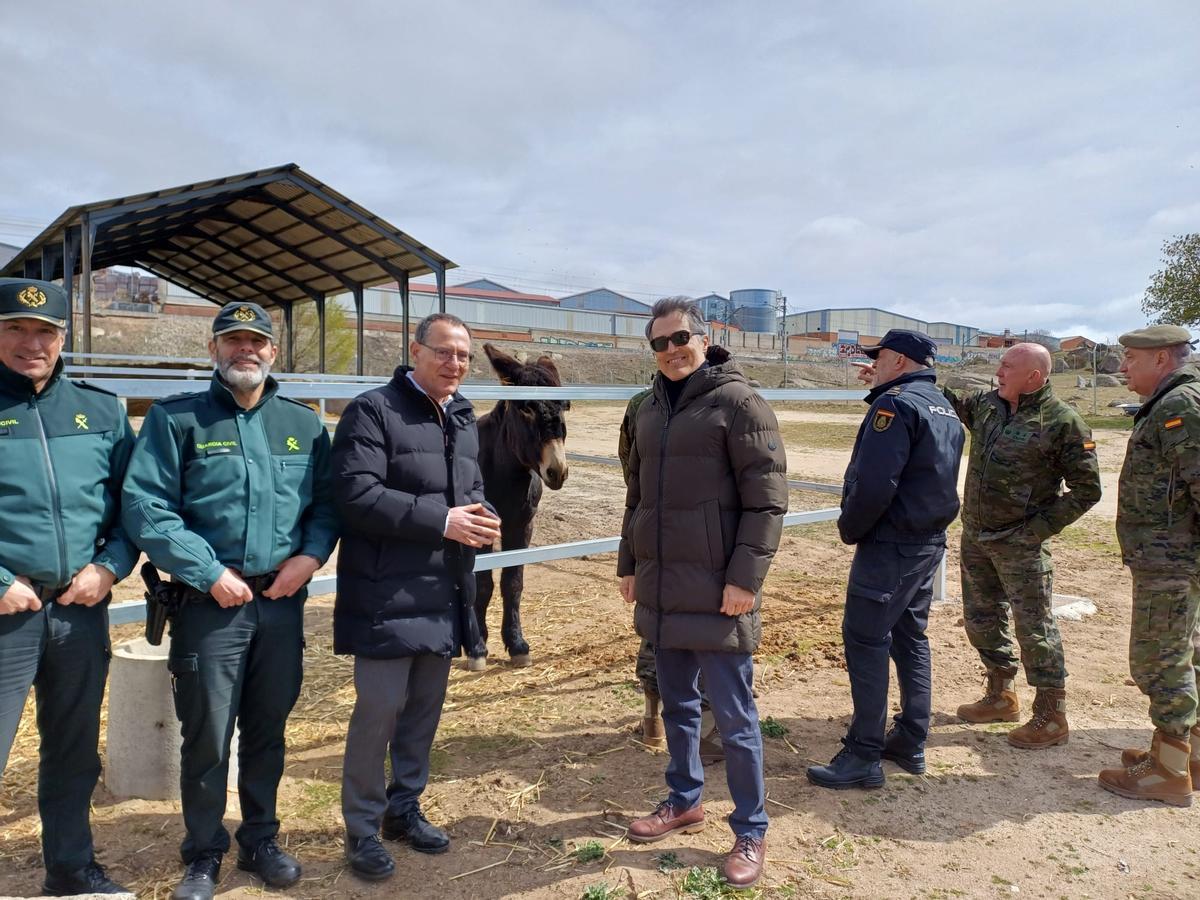 Blanco (tercero por la izquierda) junto a otros participantes en la visita con un ejemplar de asno zamorano-leonés.