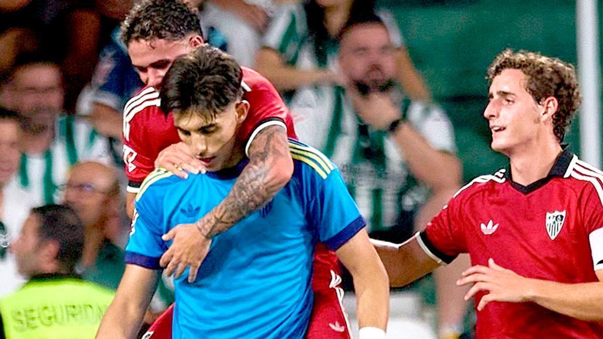 Alberto Flores en un partido con el Sevilla FC.