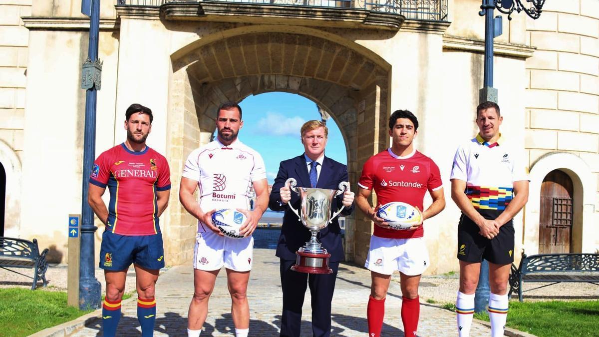 Los capitanes posan con el alcalde, Ignacio Gragera, que porta el trofeo.