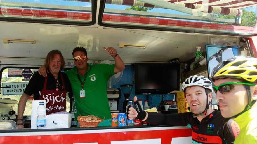 Miguel Gutiérrez y su hijo Viti atienden a unos ciclistas en la etapa de ayer.