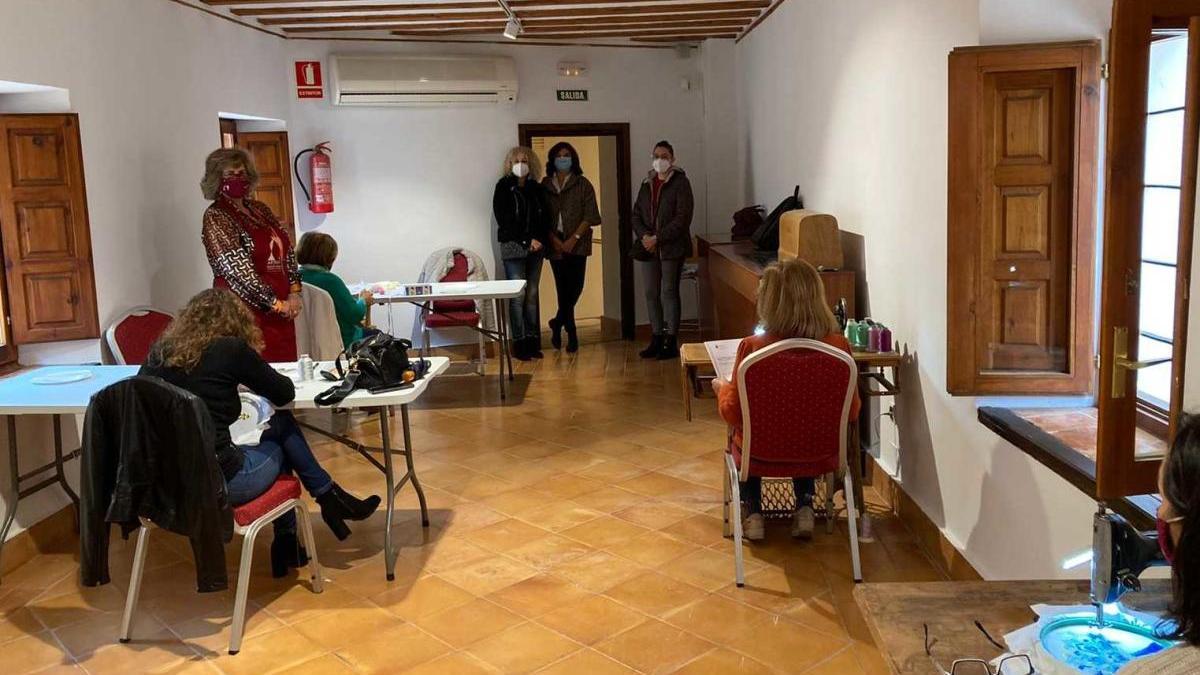 Forman en el arte del bordado a usuarias del Cavi de Caravaca