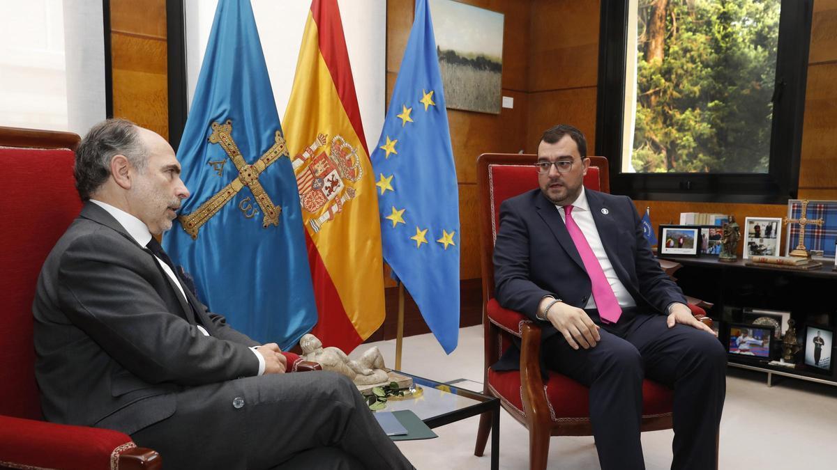El presidente del Principado, Adrián Barbón, atiende a las explicaciones del rector de la Univesidad de Oviedo, Ignacio Villaverde.