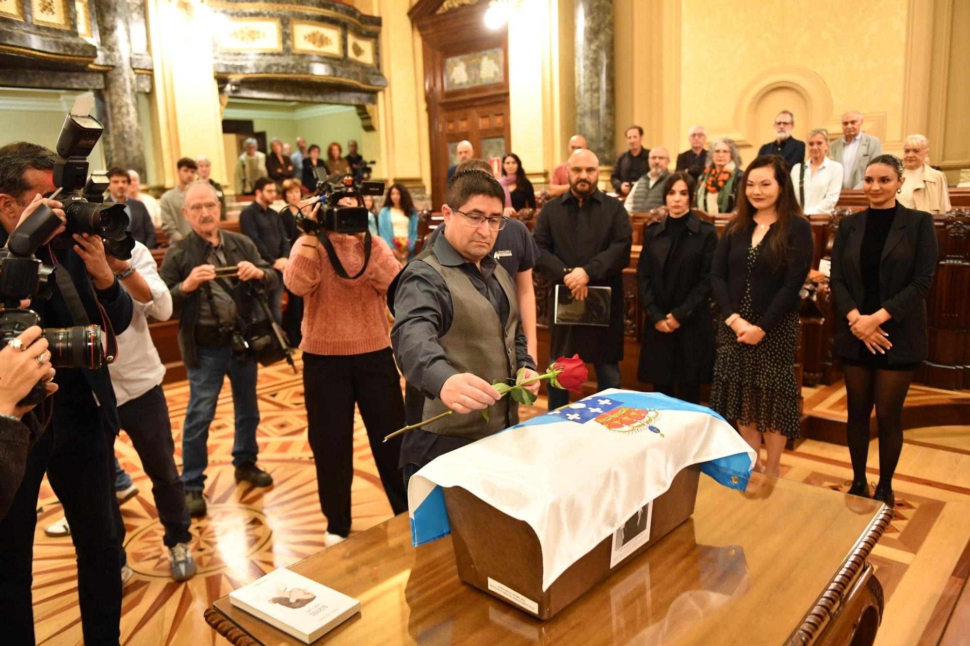 Recepción e enterro dos restos do pintor Francisco Miguel