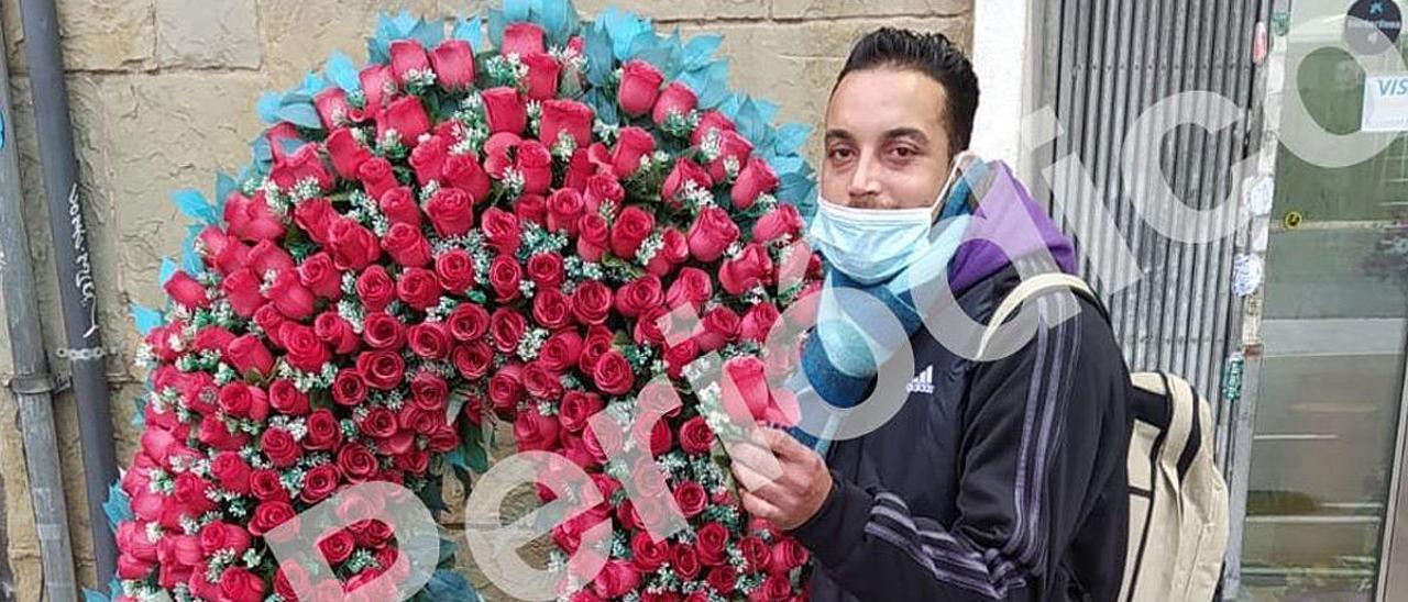 Amine coge una rosa para enviársela a su madre.