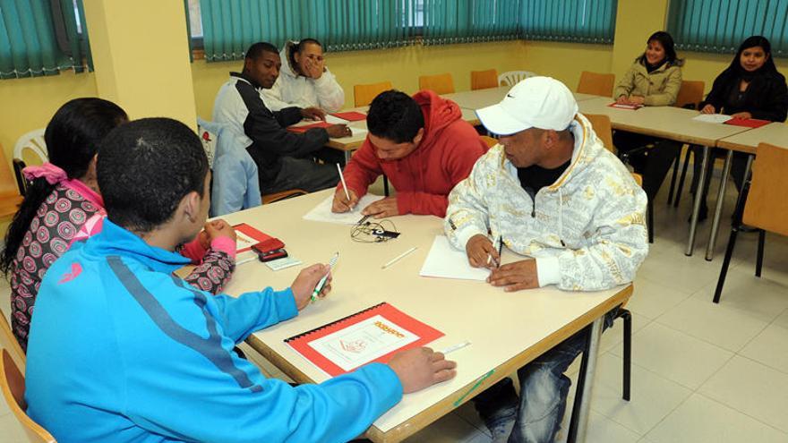 Curso de gallego para inmigrantes, en Cambados. // FdV