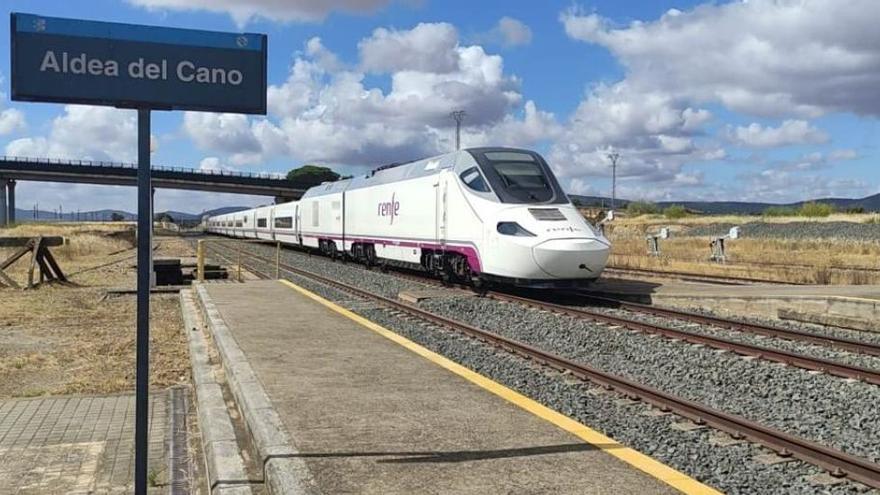 El tren rápido a su paso por Aldea del Cano en su viaje inaugural que partió de Plasencia.