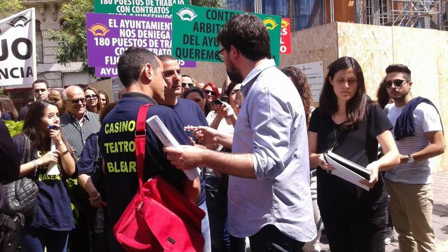 El teniente de alcalde Antoni Noguera habla con los manifestantes del Gran Casino Teatro Balear en la plaza de Cort.