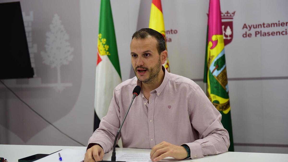 El concejal de Recursos Humanos, Álvaro Astasio, durante la rueda de prensa de hoy.