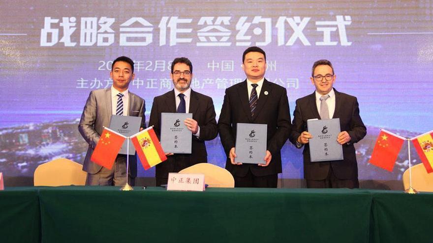 Javier Díaz firmó la pasada semana el acuerdo de colaboración en Hangzhou con la compañía china ZhongZheng.