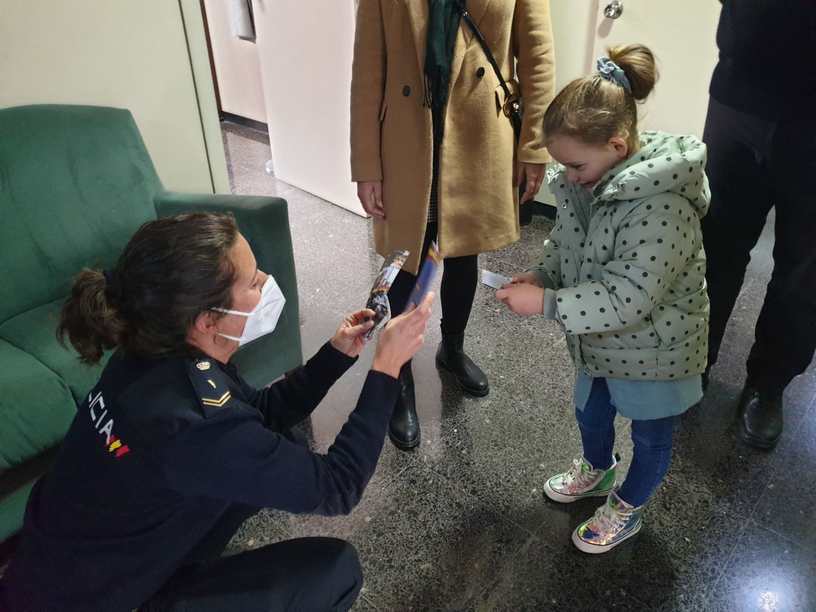 La pequeña Emma visita a la Policía Nacional