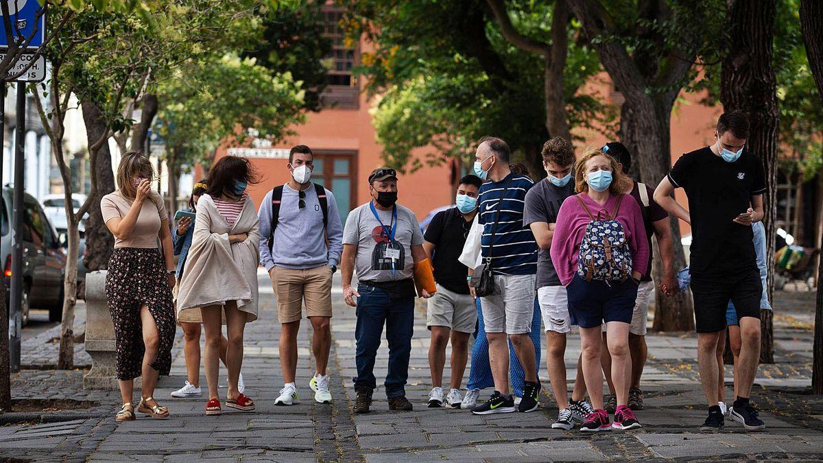 Un grupo de turistas pasean por las calles de La Laguna.