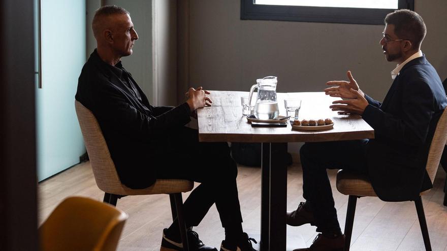 Un moment de la conversa entre el director de Regió7, Josep Lluís Micó, i el president del Consell, Eloi Hernàndez al restaurant de Manresa Möm