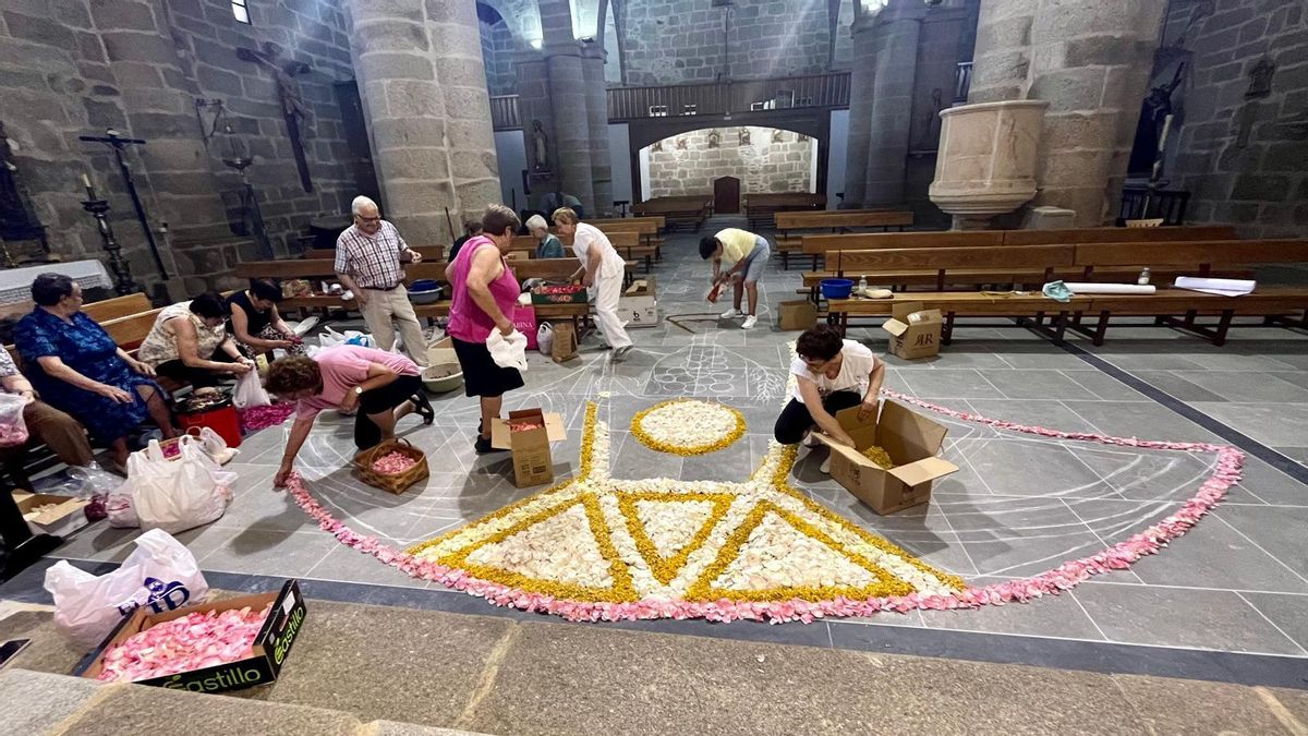 GALERÍA | Bermillo vuelve a brillar con la alfombra floral del Corpus Christi