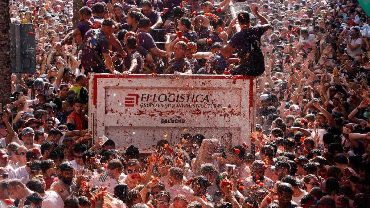 La Tomatina tiñe de rojo Buñol