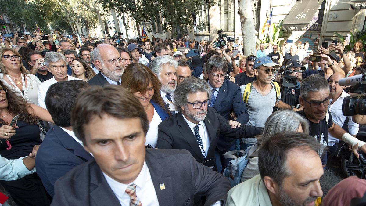 La custodia de Puigdemont al acto en el Arco del Triunfo.