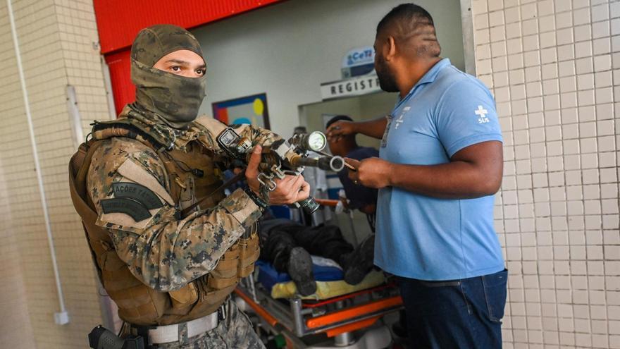 Un policia vigila l&#039;entrada de l&#039;hospital mentre atenen un company ferit