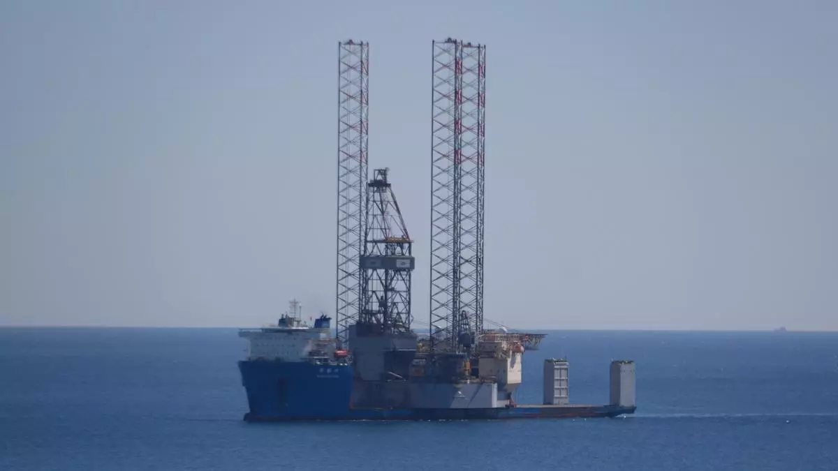 Una plataforma de 150 metros para sellar definitivamente los pozos submarinos del Castor llega a Tarragona