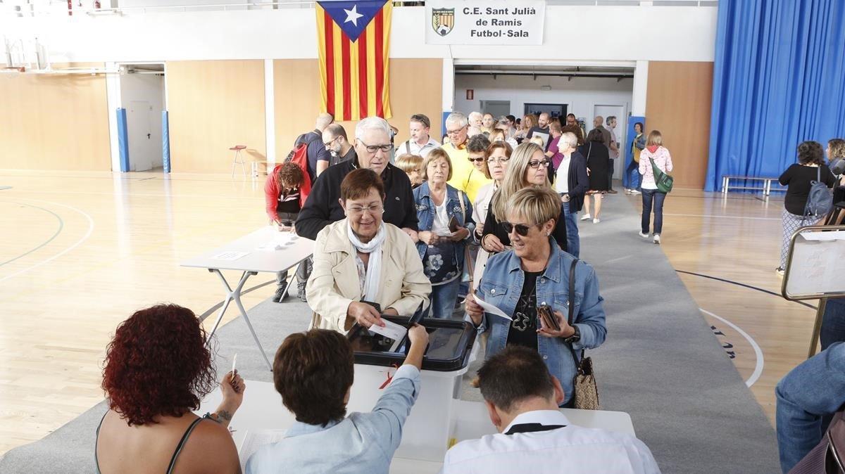 La gente vuelve a votar en Sant Julià de Ramis.