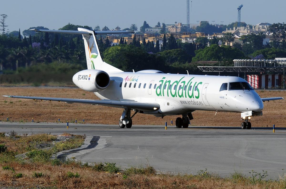 Un avión de Ándalus Líneas Aéreas en el Aeropuerto de Málaga.