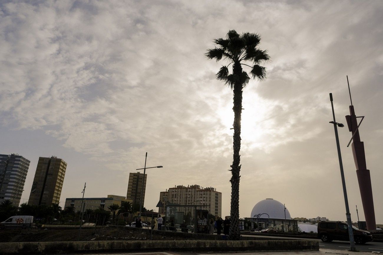 El fuerte viento golpea a una Canarias con calima