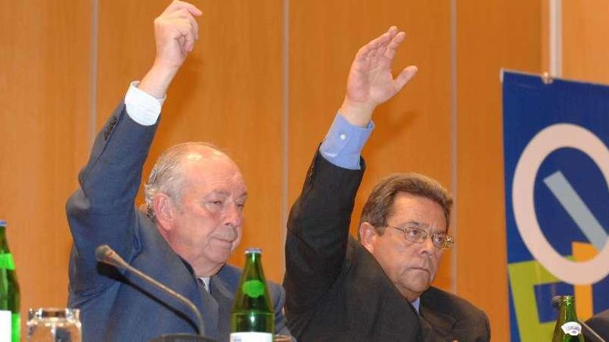 Miguel Cano, a la derecha, vota en una junta de accionistas del Oviedo en el año 2007, junto a Dámaso Bances.