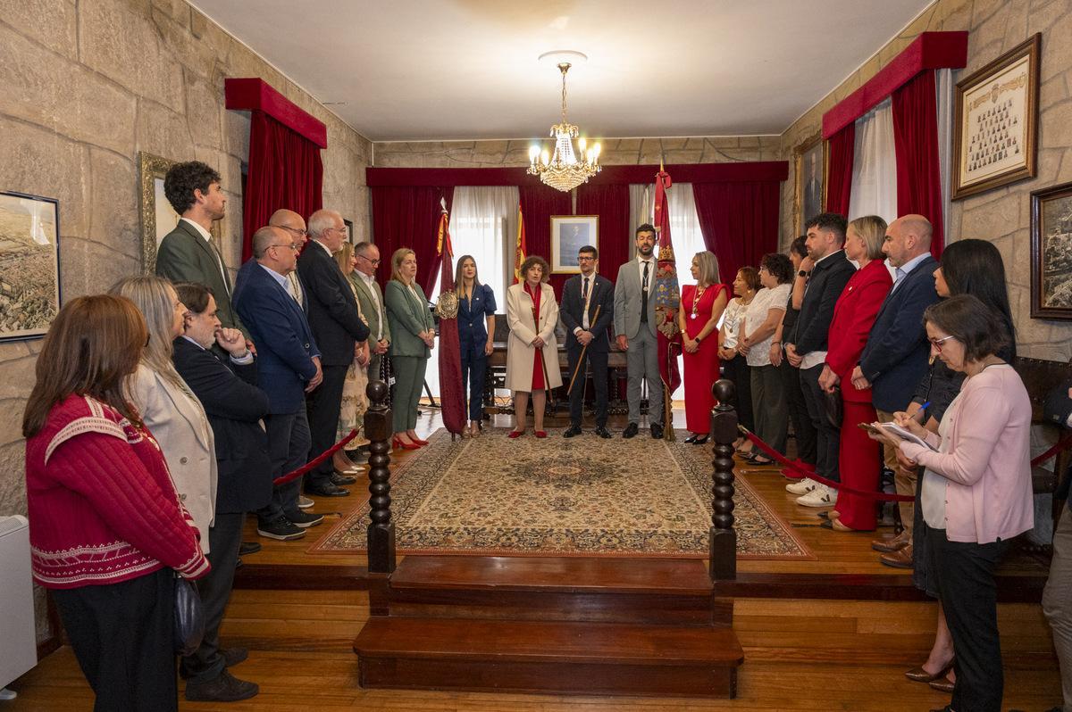 En el centro, el alcalde de Padrón Anxo Arca sostiene el bastón junto a la regidora de Santiago