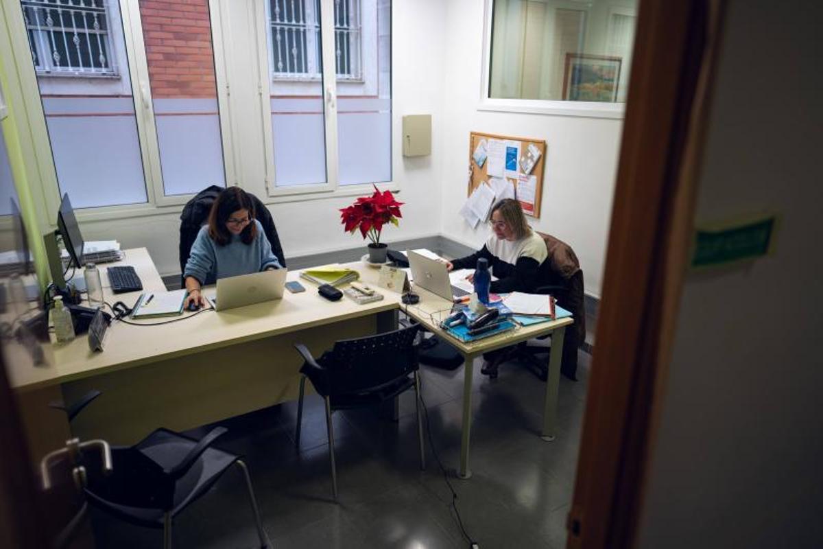 Luci Gallego, administrativa de vivienda, y Lídia Alfara, jurista y referente de vivienda, durante su jornada de trabajo en la oficina de Servicios Sociales de Amposta