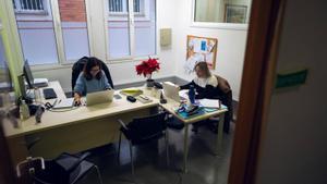 Luci Gallego, administrativa de vivienda, y Lídia Alfara, jurista y referente de vivienda, durante su jornada de trabajo en la oficina de Servicios Sociales de Amposta