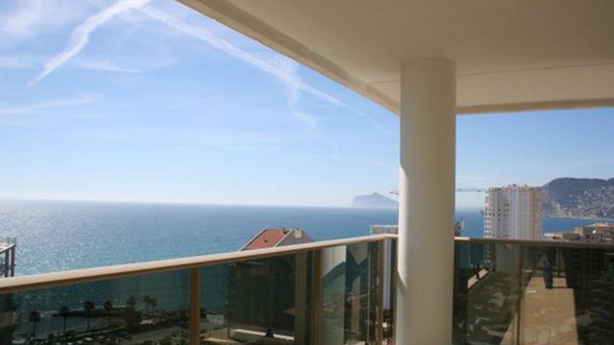 Piso en venta en Calpe con terraza cubierta con vistas al mar.