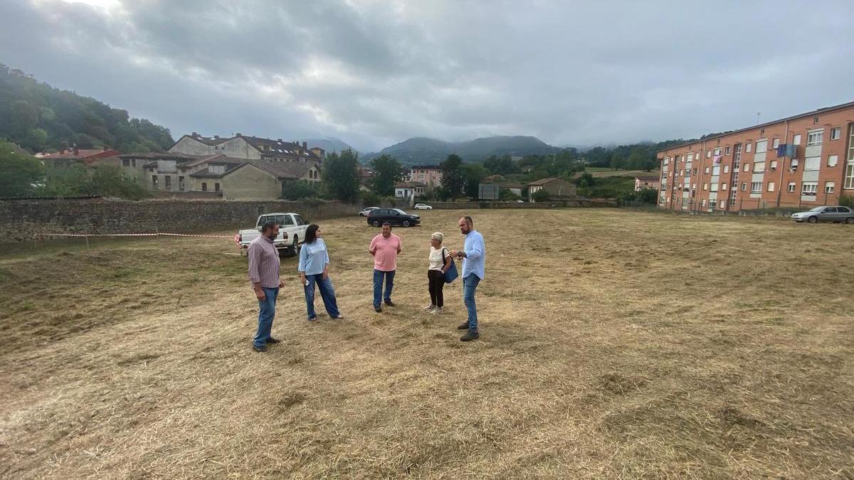 Por la izquierda, los concejales José Antonio Cuevas, Irene Carreño, Armando Gutiérrez y Azucena Iglesias, y el alcalde, Iván Allende, en la nueva zona de aparcamiento
