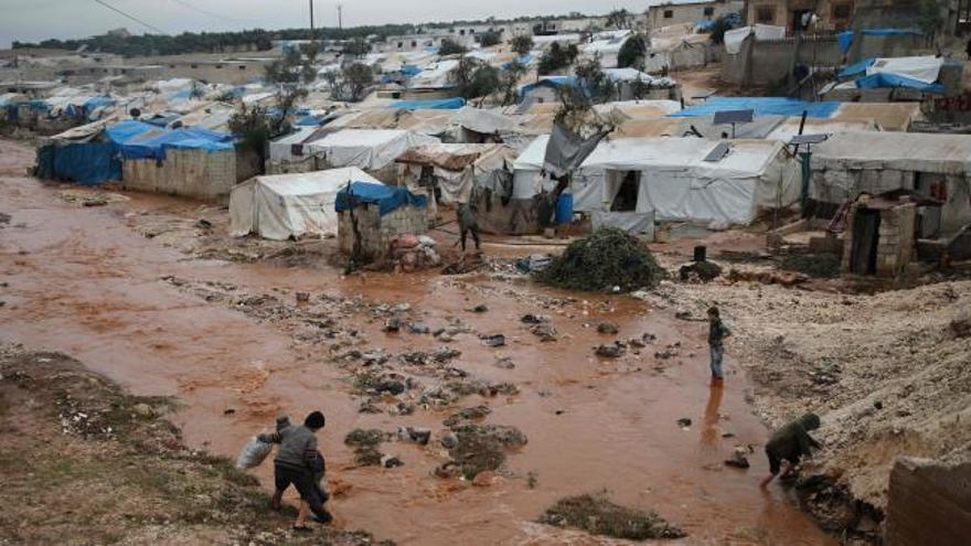 Las fuertes lluvias inundan un campo de refugiados en Siria