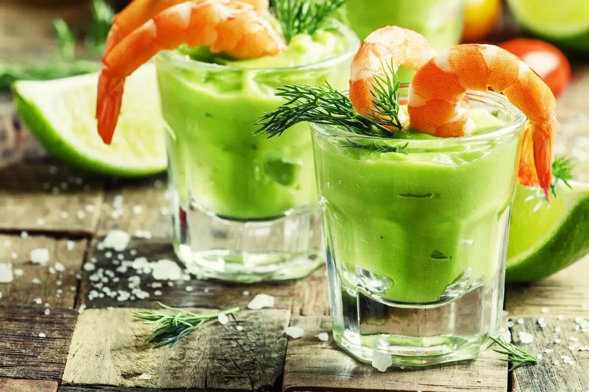 5 recetas fáciles y saludables con aguacate: Descubre el arte culinario 9 Moncloa La ensalada de 'tartar' de aguacate y calabacín con langostinos