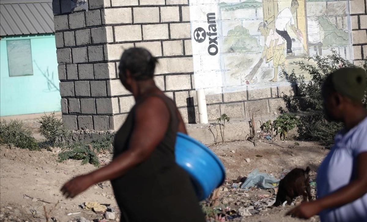 zentauroepp42135816 people walk past an oxfam sign in corail  a camp for people 180731131652