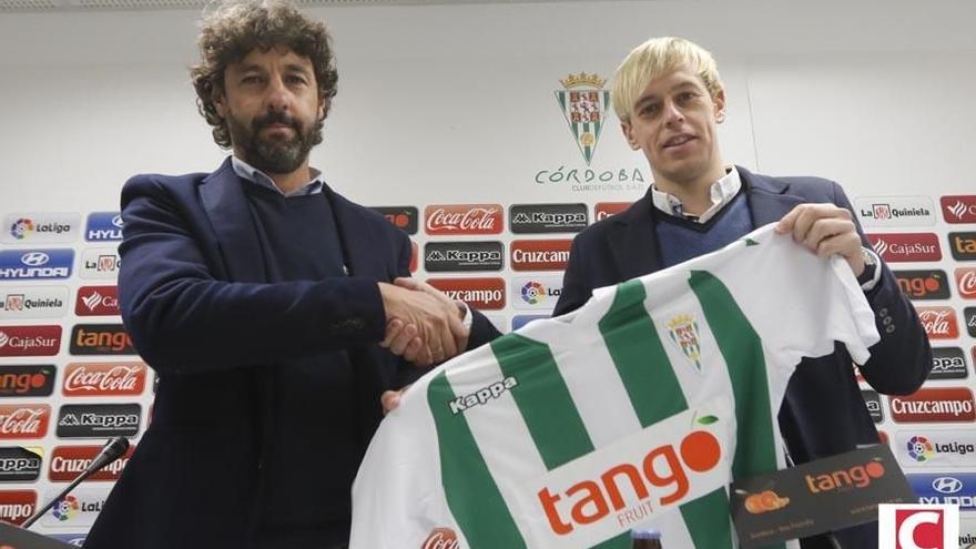 Emilio Vega y Javi Lara, durante la presentación del futbolista como jugador del Córdoba CF, en el 2017.