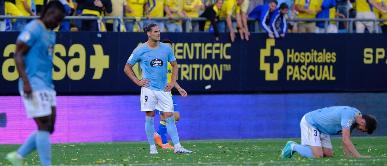 Aidoo, Paciencia y Mingueza, tras finalizar el partido de Cádiz. // LOF