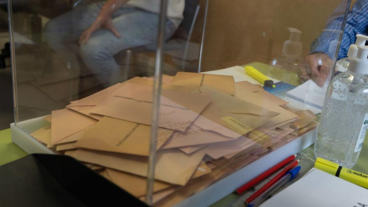 Papeletas en la urna, en las elecciones autonómicas del año 2022. | Jose Luis Fernández