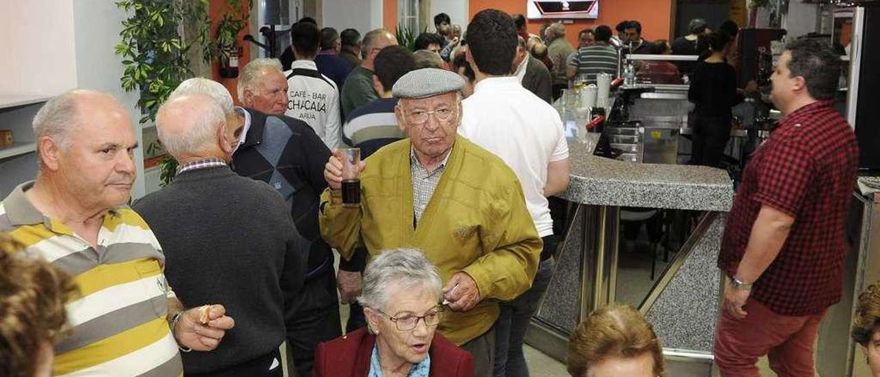 Servicio de bar en centro social de Agolada  |  Las dependencias del centro social de la tercera edad de Agolada acogieron el lunes por la noche la puesta en marcha del servicio de cafetería, gestionado bajo el nombre de A Fortunata. La jornada inaugural comenzó a las 21.30 horas con la degustación de pinchos y otras viandas. El local situado en el edificio municipal ofrecerá al público una carta de tapas, vinos o desayunos. Además, aprovechando la celebración de la feria mensual de los días 12, el negocio pondrá a disposición de los clientes un puesto de venta de pulpo y de carne ao caldeiro.